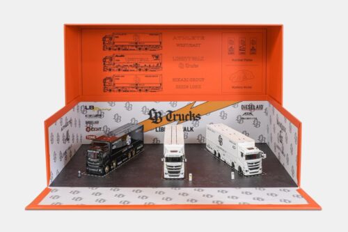 Mitsubishi Fuso Super Great Transporter  LBWK  3 truckset special edition + 1 chase sport car included