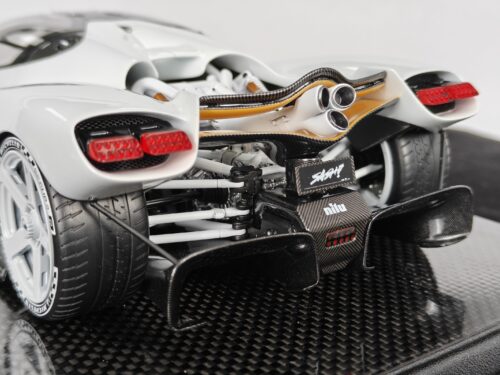 Nilu27 White Resin Model Car