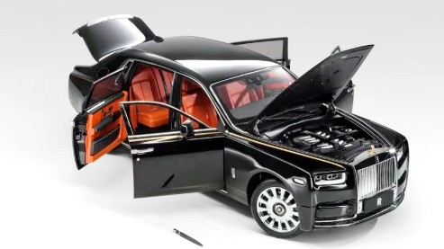 ROLLS ROYCE PHANTOM VIII (PEARL BLACK)
